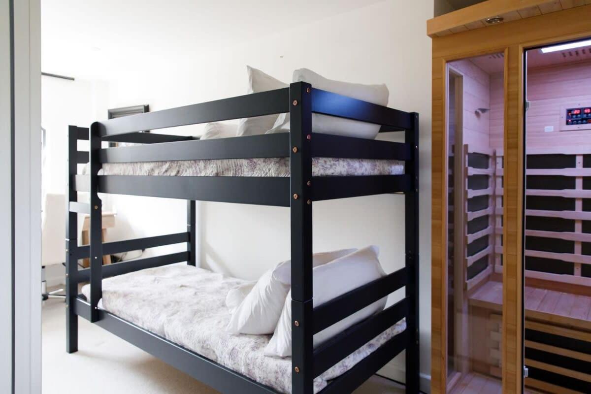Stylish City Centre Apartment With Sauna Chichester Exteriör bild