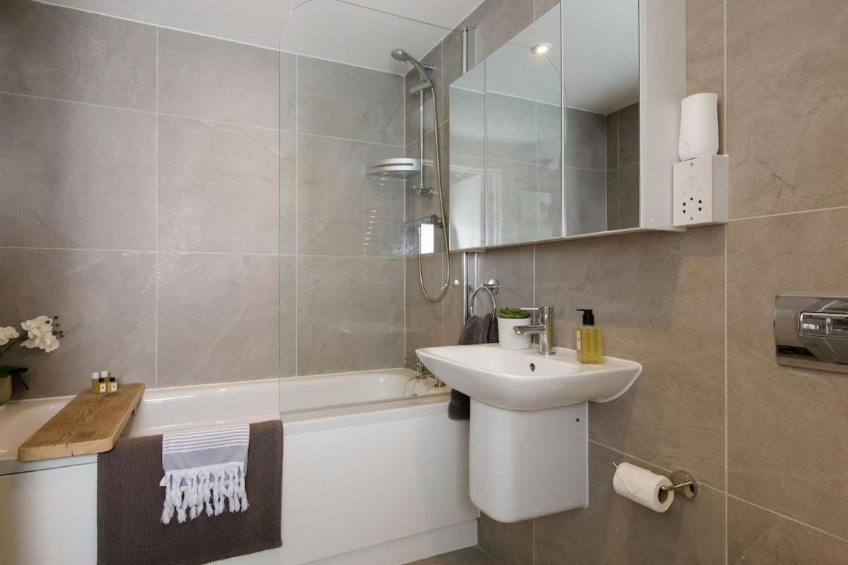 Stylish City Centre Apartment With Sauna Chichester Exteriör bild