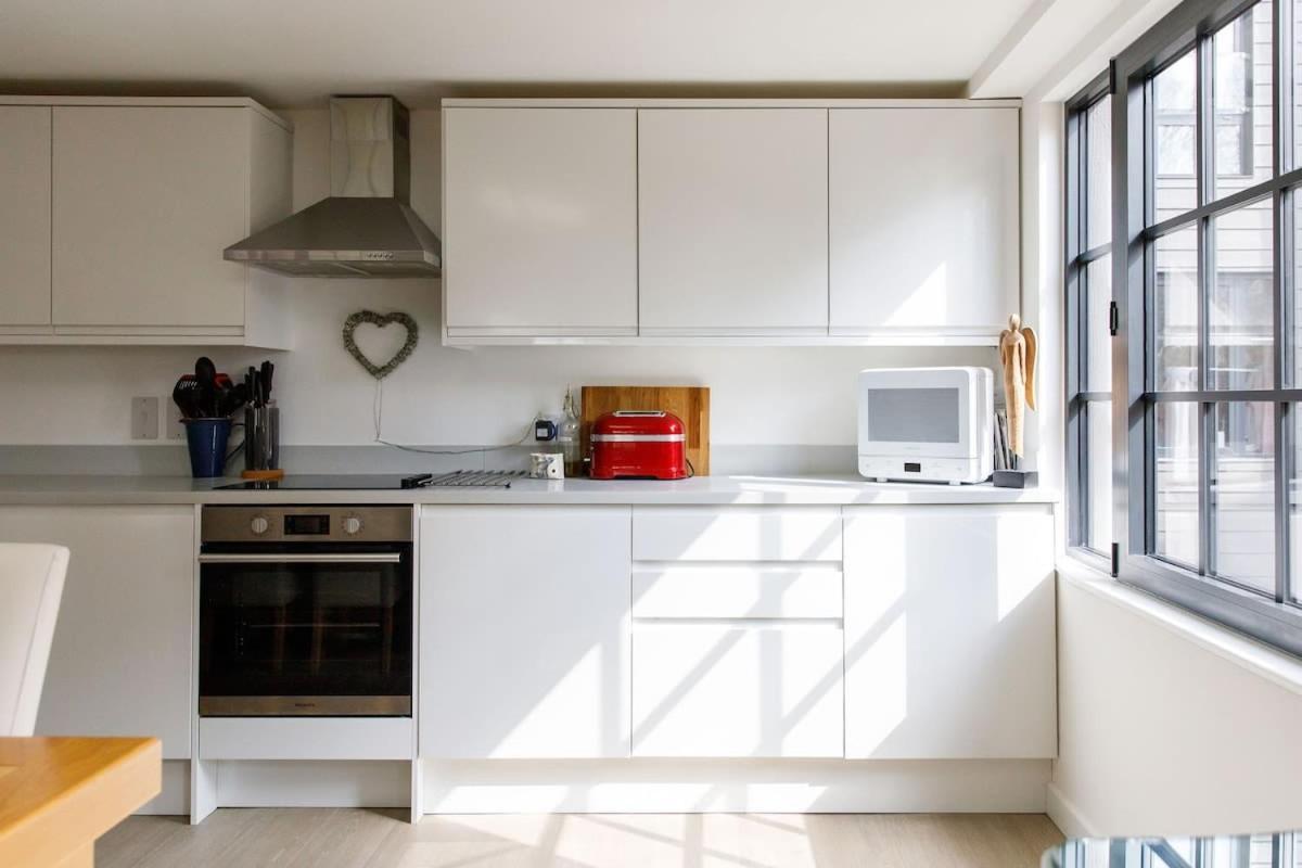 Stylish City Centre Apartment With Sauna Chichester Exteriör bild